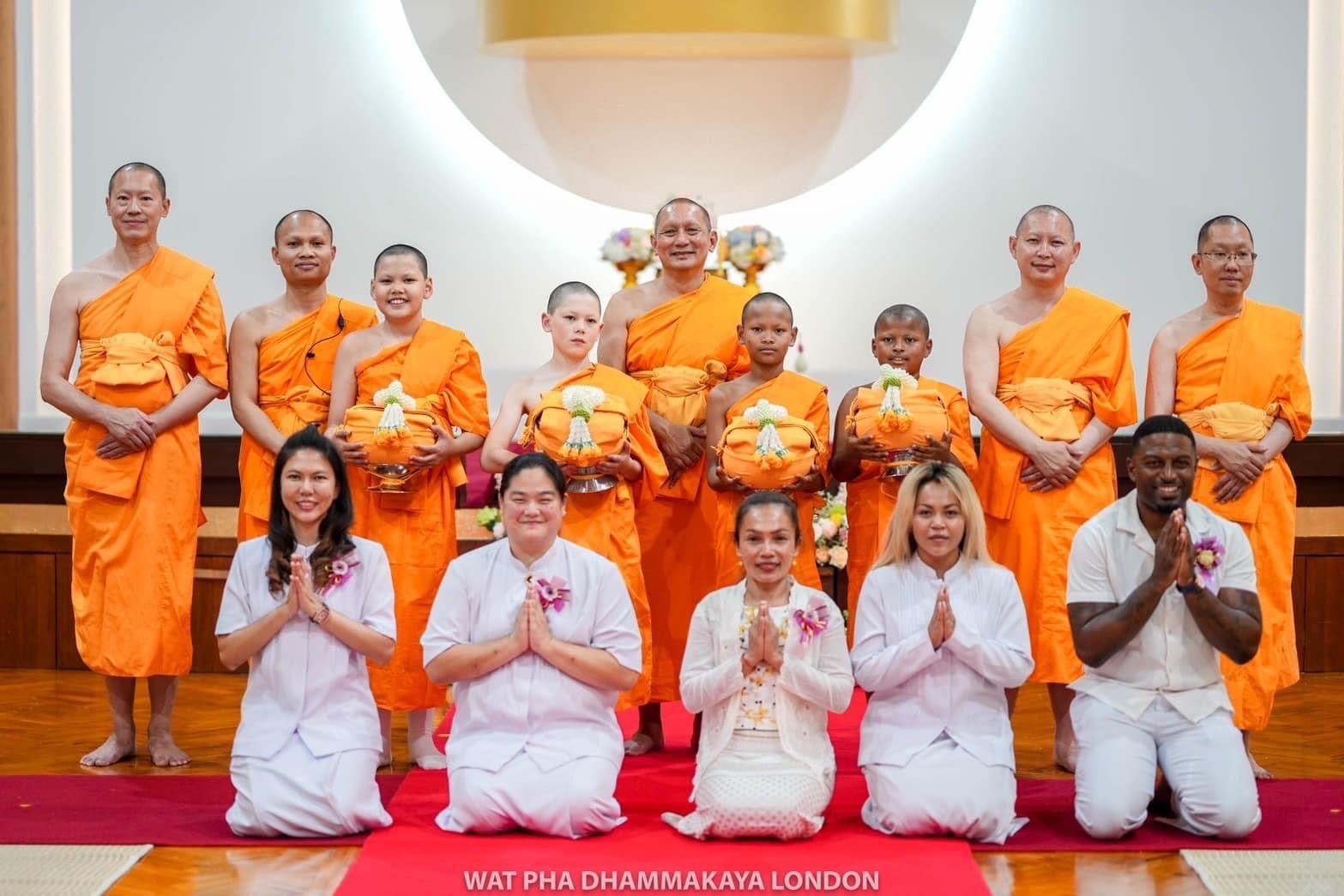 วัดพระธรรมกายลอนดอน จัดพิธีบรรพชาสามเณรยุวธรรมทายาท