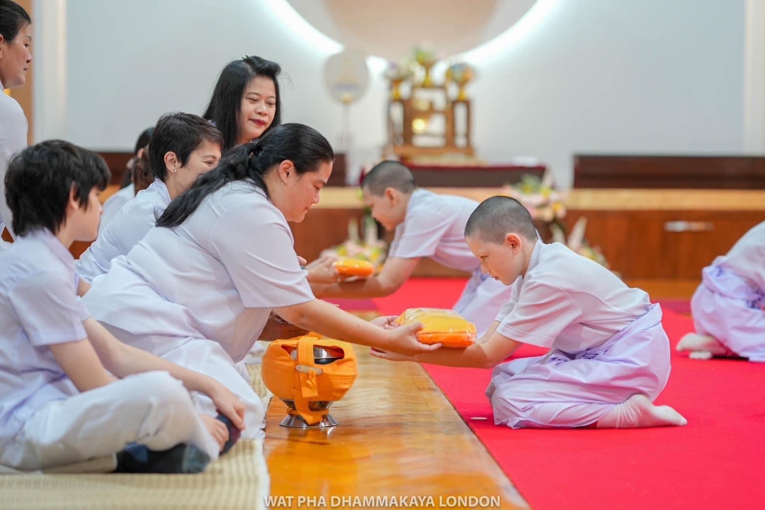 วัดพระธรรมกายลอนดอน จัดพิธีบรรพชาสามเณรยุวธรรมทายาท