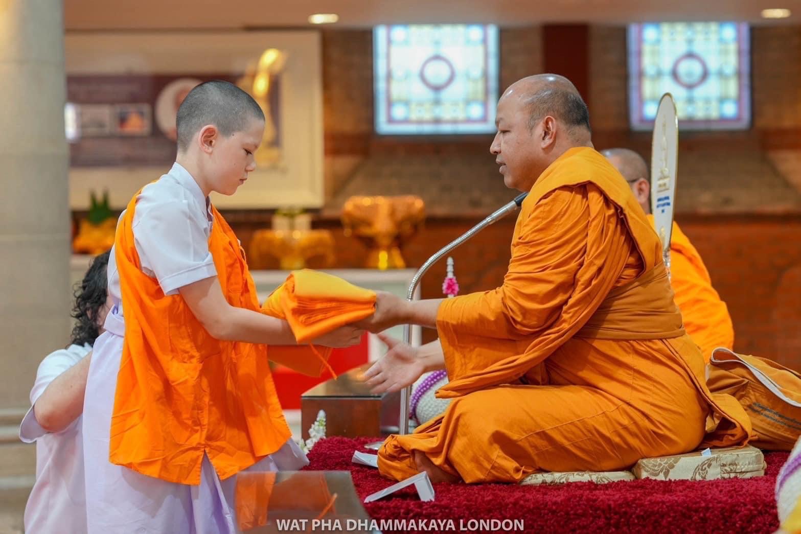 วัดพระธรรมกายลอนดอน จัดพิธีบรรพชาสามเณรยุวธรรมทายาท