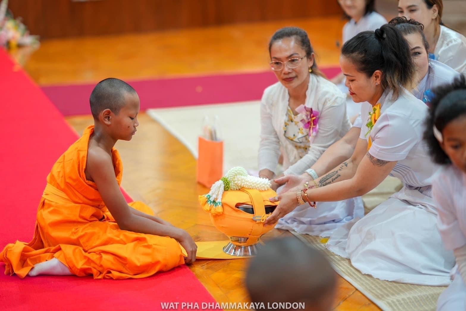 วัดพระธรรมกายลอนดอน จัดพิธีบรรพชาสามเณรยุวธรรมทายาท