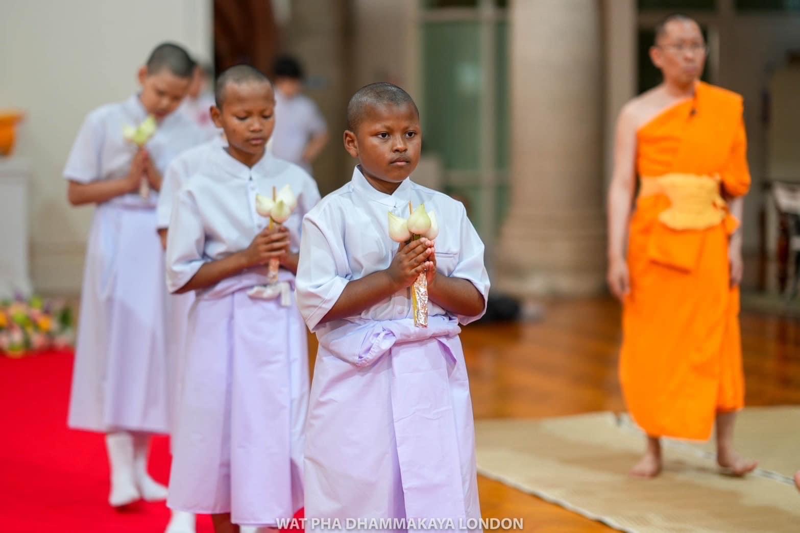 วัดพระธรรมกายลอนดอน จัดพิธีบรรพชาสามเณรยุวธรรมทายาท