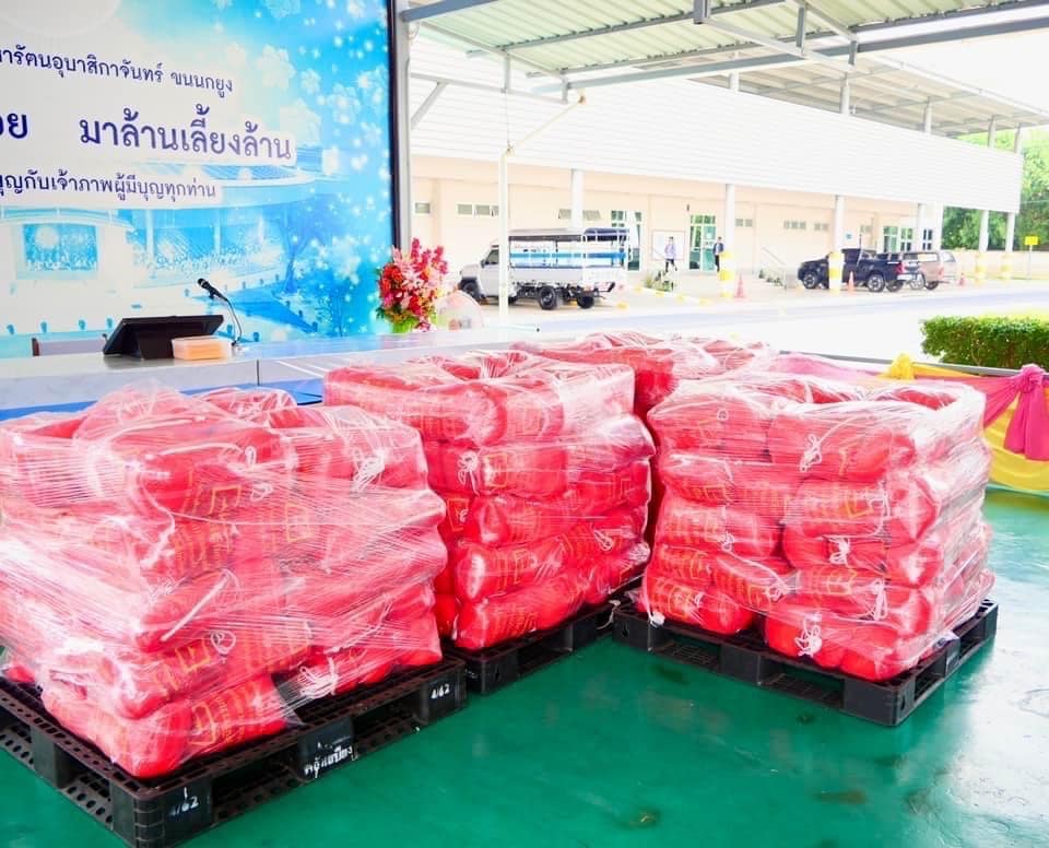 วัดพระธรรมกาย มูลนิธิธรรมกายมอบถุงยังชีพช่วยเหลือผู้ประสบอุทกภัย จ.น่าน