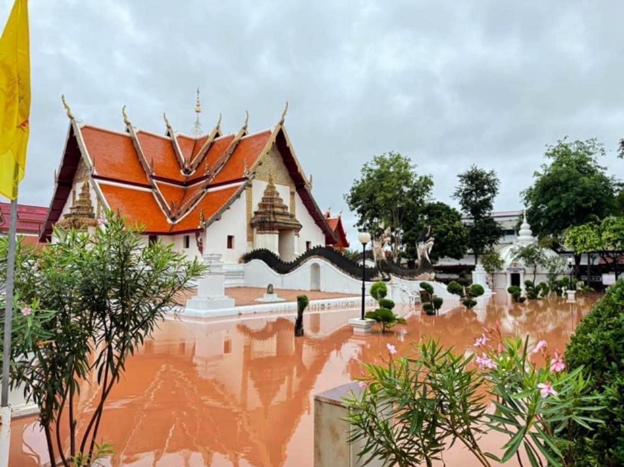 วัดพระธรรมกาย มูลนิธิธรรมกายมอบถุงยังชีพช่วยเหลือผู้ประสบอุทกภัย จ.น่าน