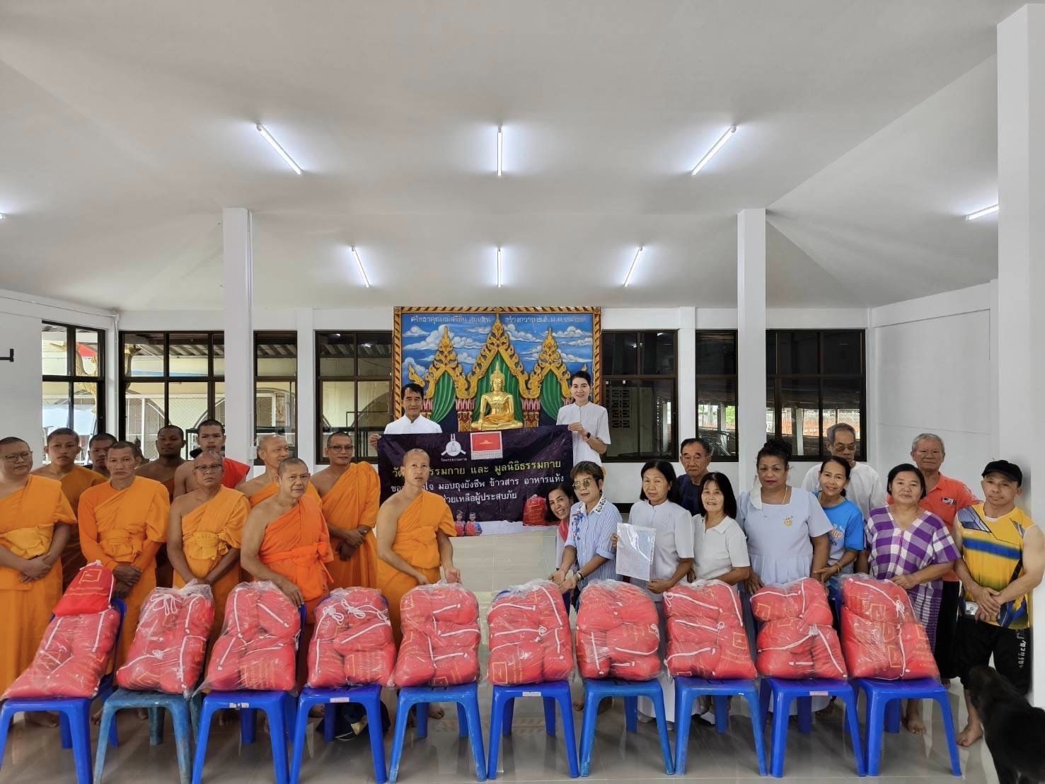 วัดพระธรรมกาย มูลนิธิธรรมกายมอบถุงยังชีพช่วยเหลือผู้ประสบอุทกภัย จ.น่าน