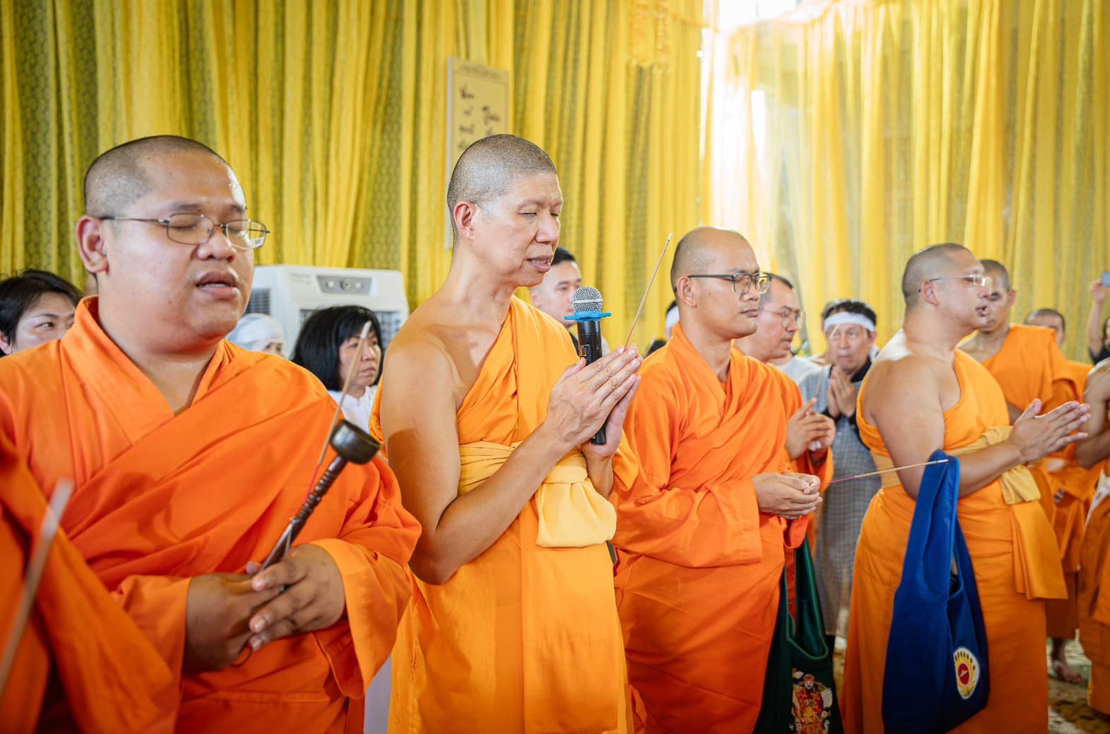 คณะสงฆ์วัดพระธรรมกาย ร่วมพิธีสวดพระอภิธรรมแด่โยมแม่ของหลวงพ่อ thich truc thai minh ณ ประเทศเวียดนาม