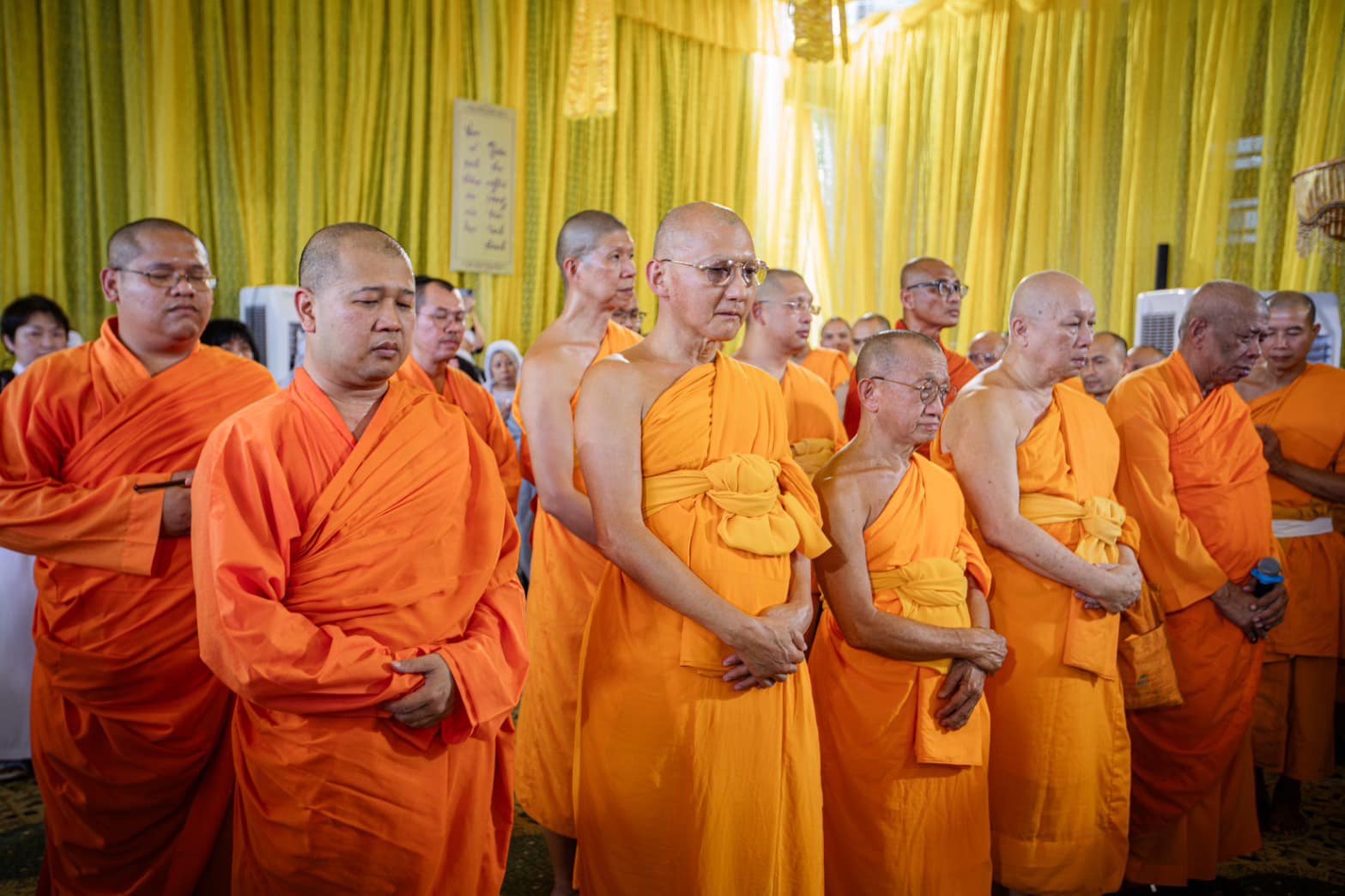 คณะสงฆ์วัดพระธรรมกาย ร่วมพิธีสวดพระอภิธรรมแด่โยมแม่ของหลวงพ่อ thich truc thai minh ณ ประเทศเวียดนาม