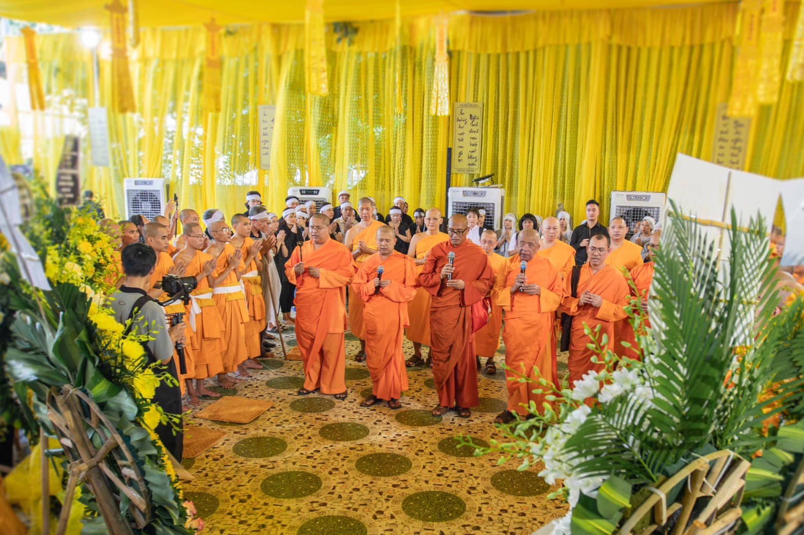 คณะสงฆ์วัดพระธรรมกาย ร่วมพิธีสวดพระอภิธรรมแด่โยมแม่ของหลวงพ่อ thich truc thai minh ณ ประเทศเวียดนาม