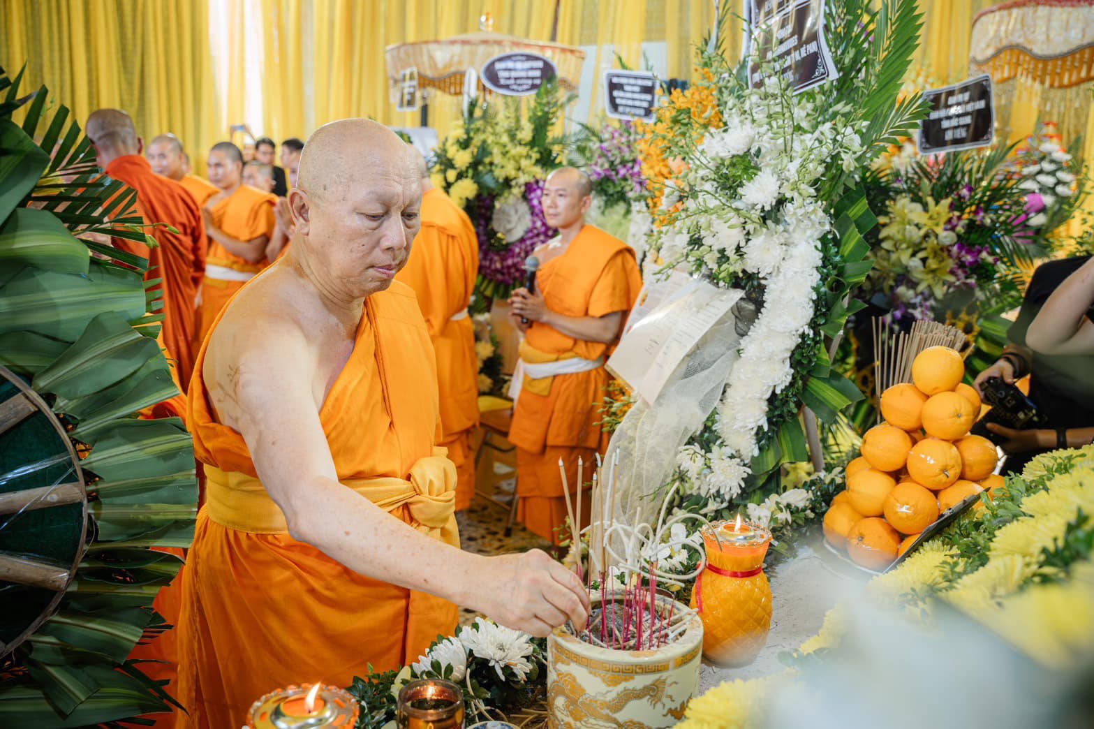 คณะสงฆ์วัดพระธรรมกาย ร่วมพิธีสวดพระอภิธรรมแด่โยมแม่ของหลวงพ่อ thich truc thai minh ณ ประเทศเวียดนาม