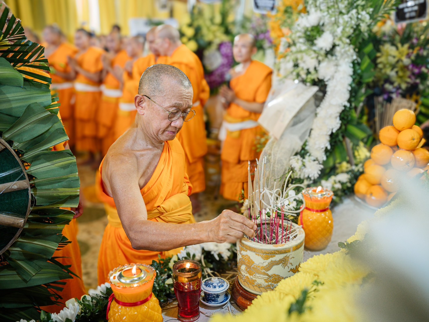คณะสงฆ์วัดพระธรรมกาย ร่วมพิธีสวดพระอภิธรรมแด่โยมแม่ของหลวงพ่อ thich truc thai minh ณ ประเทศเวียดนาม