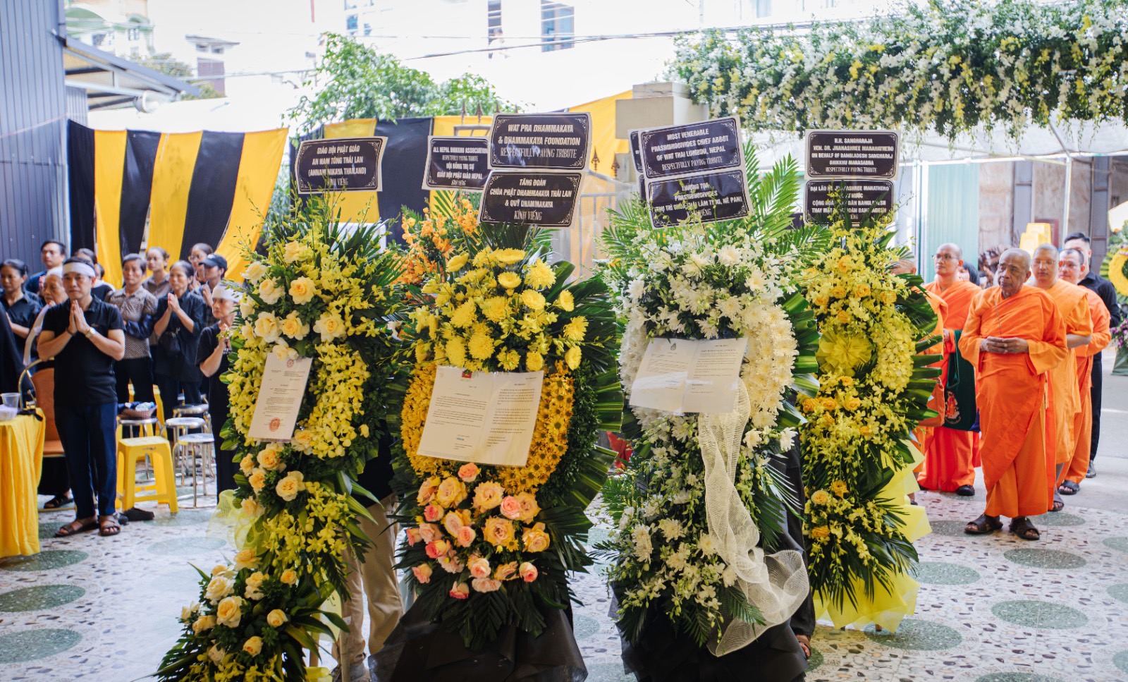 คณะสงฆ์วัดพระธรรมกาย ร่วมพิธีสวดพระอภิธรรมแด่โยมแม่ของหลวงพ่อ thich truc thai minh ณ ประเทศเวียดนาม