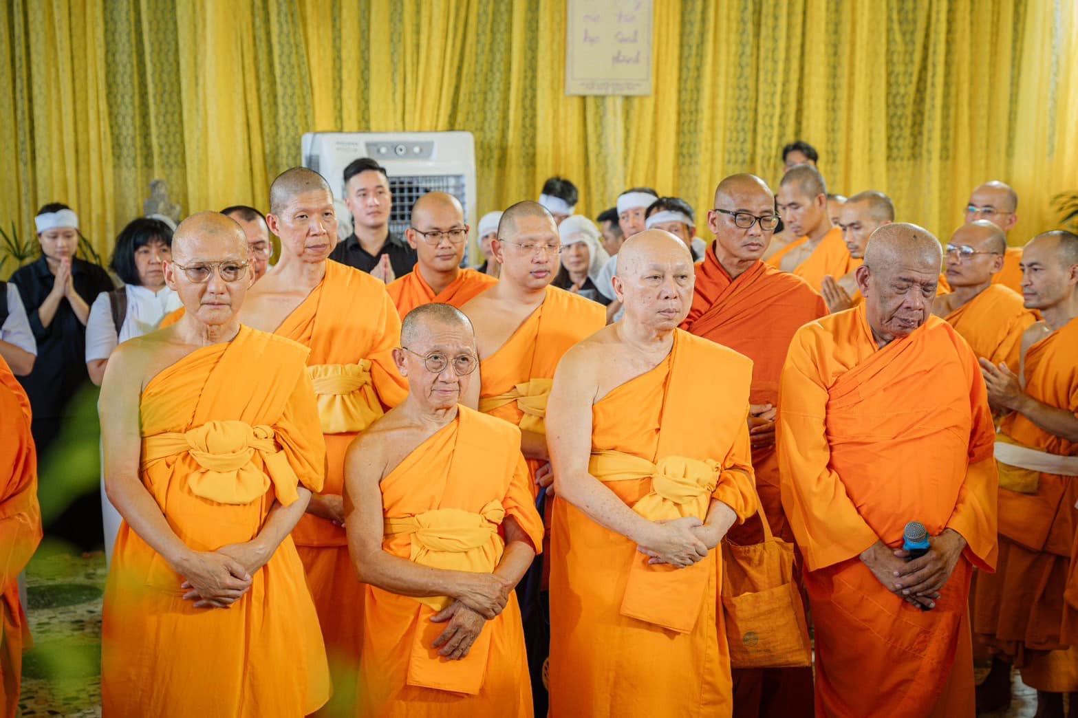 คณะสงฆ์วัดพระธรรมกาย ร่วมพิธีสวดพระอภิธรรมแด่โยมแม่ของหลวงพ่อ thich truc thai minh ณ ประเทศเวียดนาม
