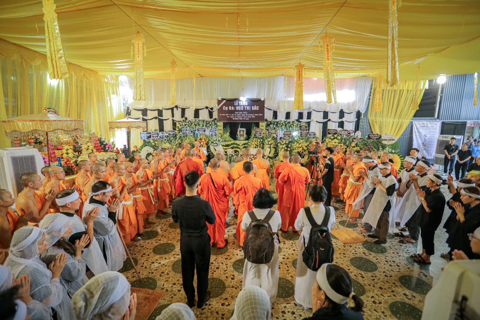 คณะสงฆ์วัดพระธรรมกาย ร่วมพิธีสวดพระอภิธรรมแด่โยมแม่ของหลวงพ่อ thich truc thai minh ณ ประเทศเวียดนาม