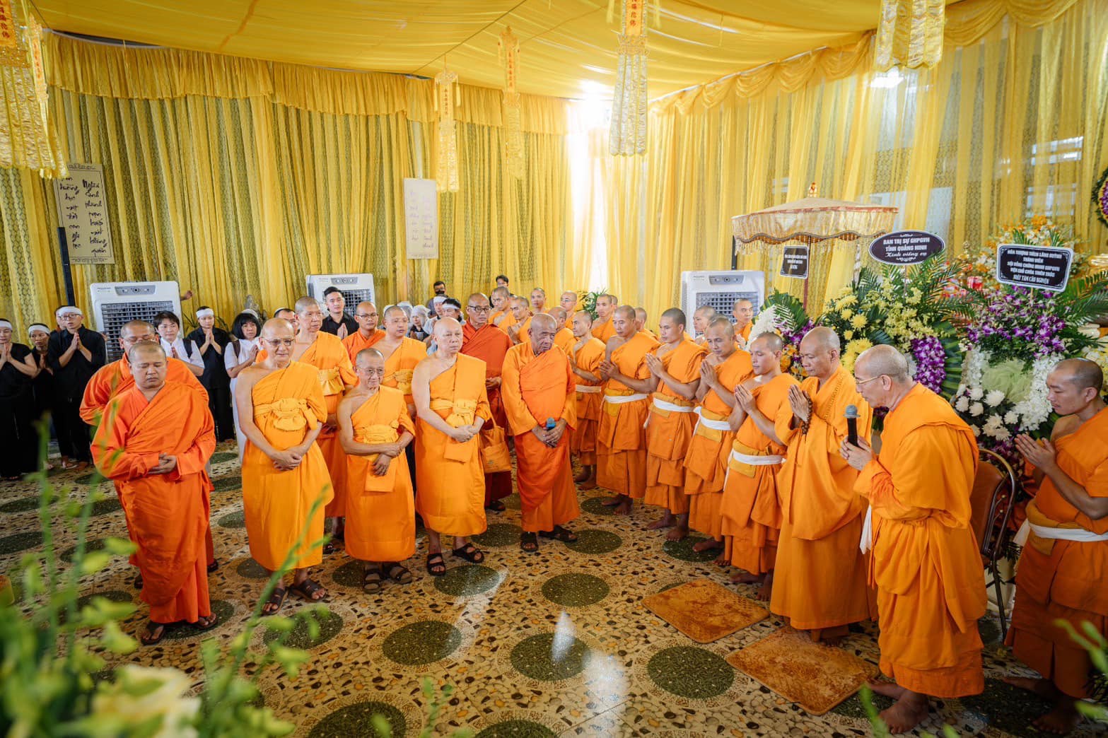 คณะสงฆ์วัดพระธรรมกาย ร่วมพิธีสวดพระอภิธรรมแด่โยมแม่ของหลวงพ่อ thich truc thai minh ณ ประเทศเวียดนาม
