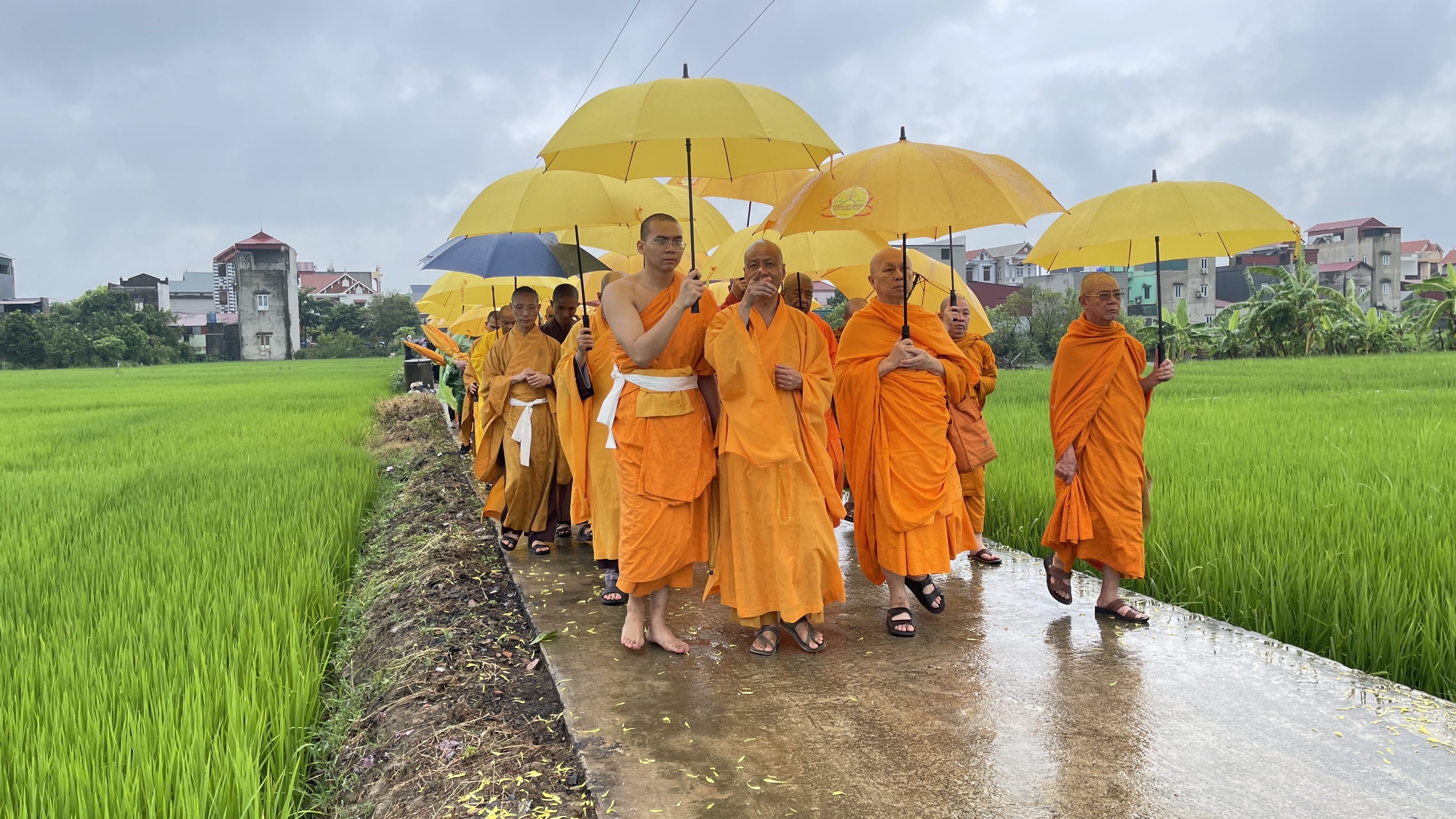 คณะสงฆ์วัดพระธรรมกาย ร่วมพิธีสวดพระอภิธรรมแด่โยมแม่ของหลวงพ่อ thich truc thai minh ณ ประเทศเวียดนาม
