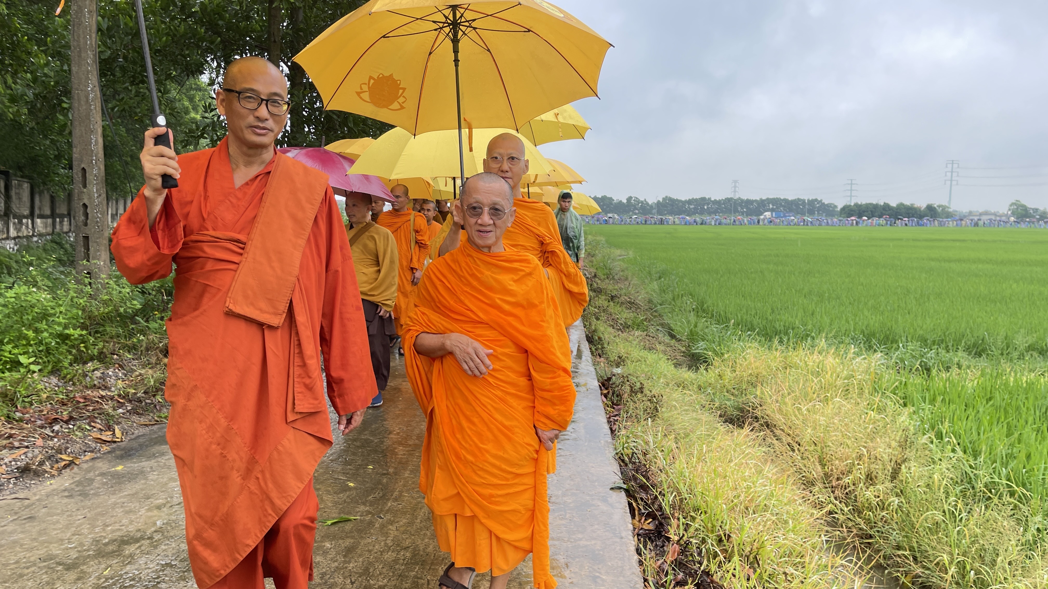 คณะสงฆ์วัดพระธรรมกาย ร่วมพิธีสวดพระอภิธรรมแด่โยมแม่ของหลวงพ่อ thich truc thai minh ณ ประเทศเวียดนาม