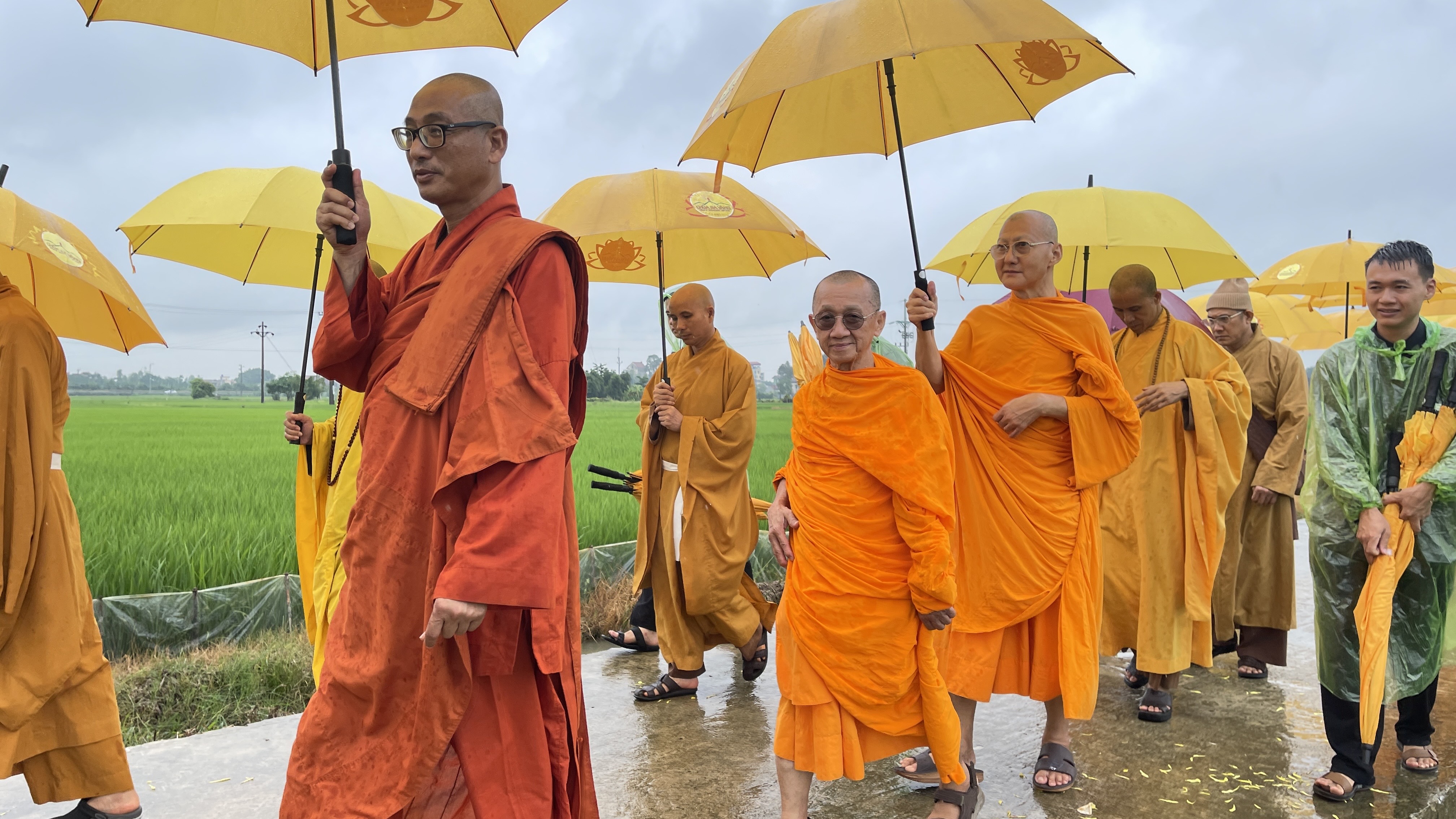 คณะสงฆ์วัดพระธรรมกาย ร่วมพิธีสวดพระอภิธรรมแด่โยมแม่ของหลวงพ่อ thich truc thai minh ณ ประเทศเวียดนาม