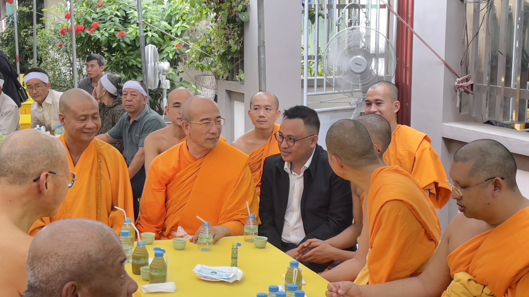 คณะสงฆ์วัดพระธรรมกาย ร่วมพิธีสวดพระอภิธรรมแด่โยมแม่ของหลวงพ่อ thich truc thai minh ณ ประเทศเวียดนาม