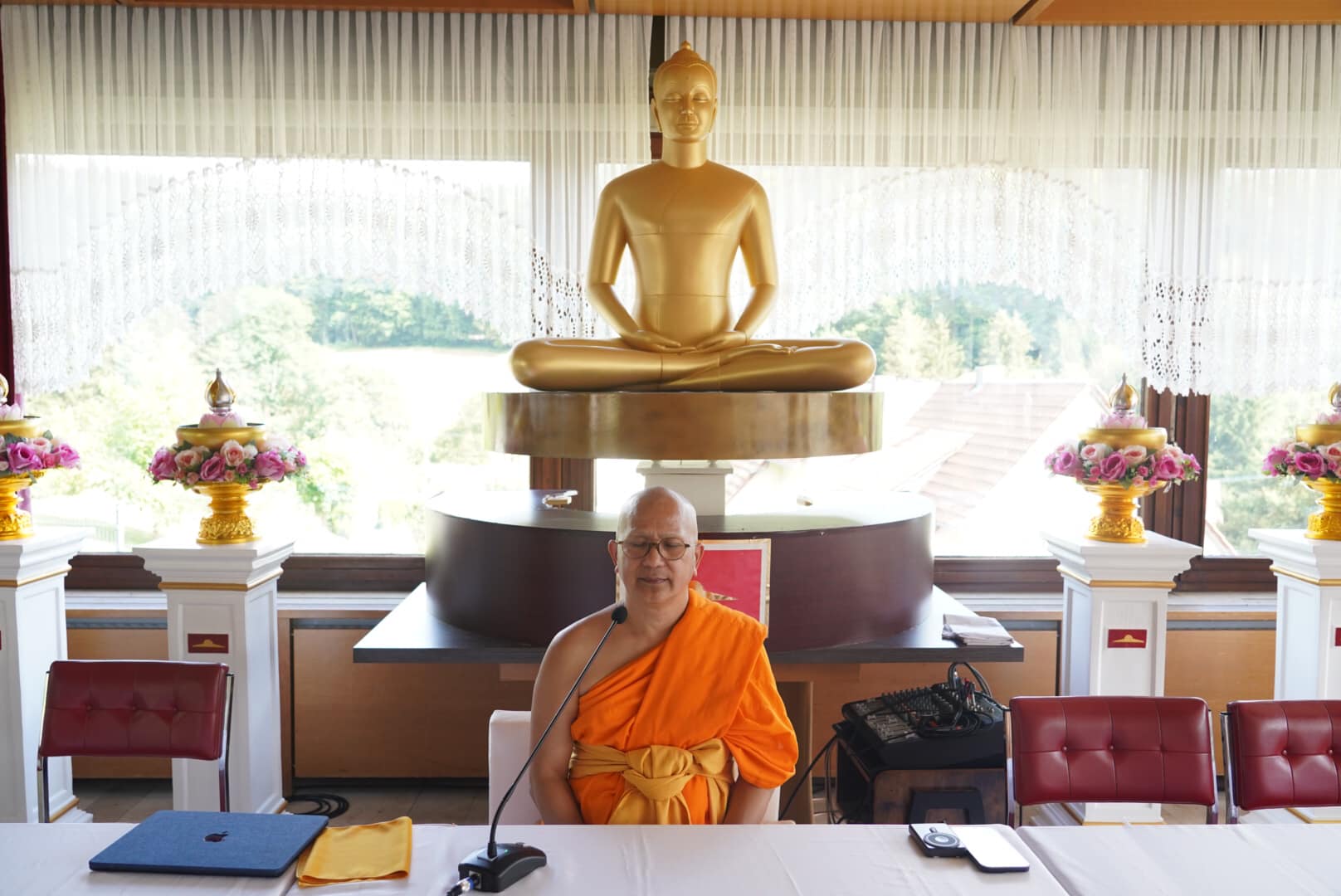 วัดพุทธไฮล์บรอนน์ จัดปฏิบัติธรรมชาวท้องถิ่น