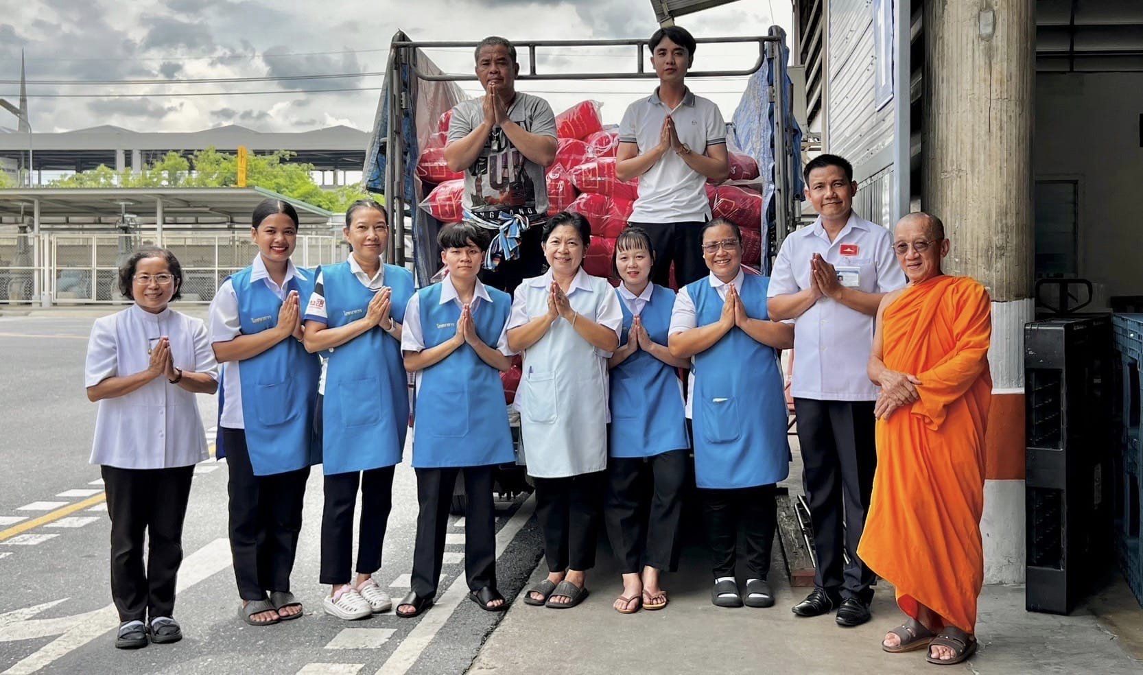 วัดพระธรรมกาย มูลนิธิธรรมกายมอบถุงยังชีพ ช่วยเหลือผู้ประสบอุทกภัย จ.แพร่
