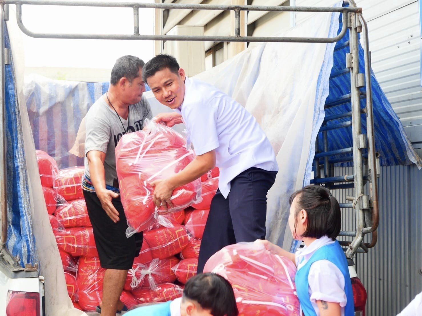 วัดพระธรรมกาย มูลนิธิธรรมกายมอบถุงยังชีพ ช่วยเหลือผู้ประสบอุทกภัย จ.แพร่