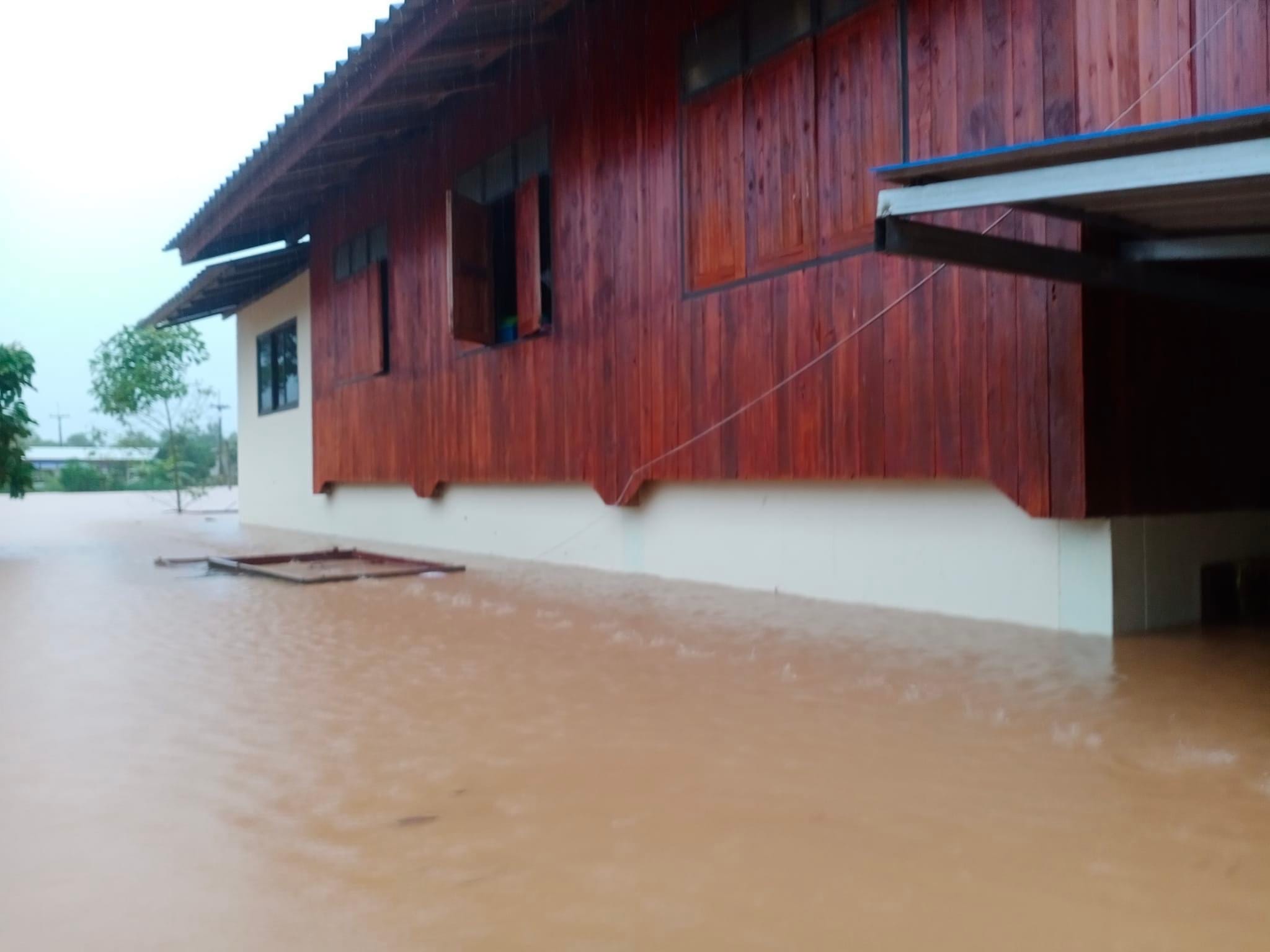 วัดพระธรรมกาย มูลนิธิธรรมกายมอบถุงยังชีพ ช่วยเหลือผู้ประสบอุทกภัย จ.แพร่