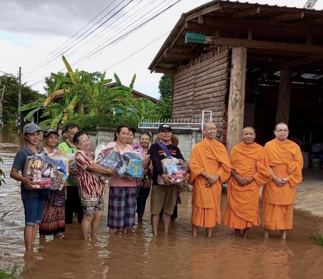 วัดพระธรรมกาย มูลนิธิธรรมกายมอบถุงยังชีพ ช่วยเหลือผู้ประสบอุทกภัย จ.แพร่