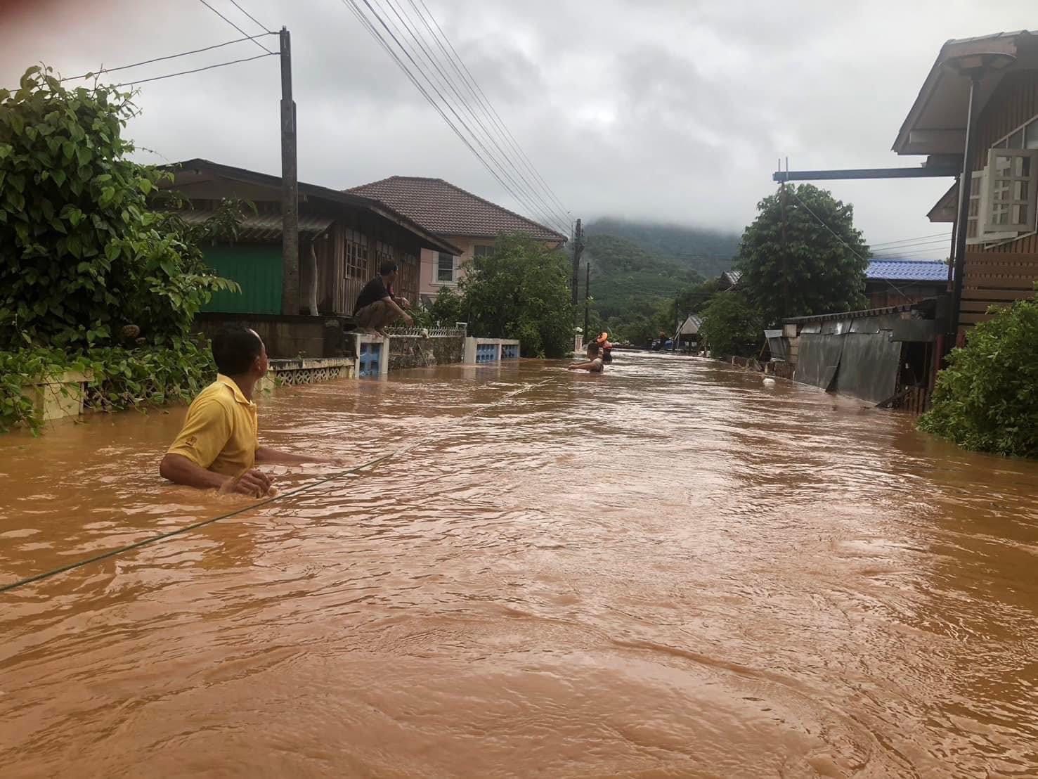 วัดพระธรรมกาย มูลนิธิธรรมกายมอบถุงยังชีพ ช่วยเหลือผู้ประสบอุทกภัย จ.แพร่
