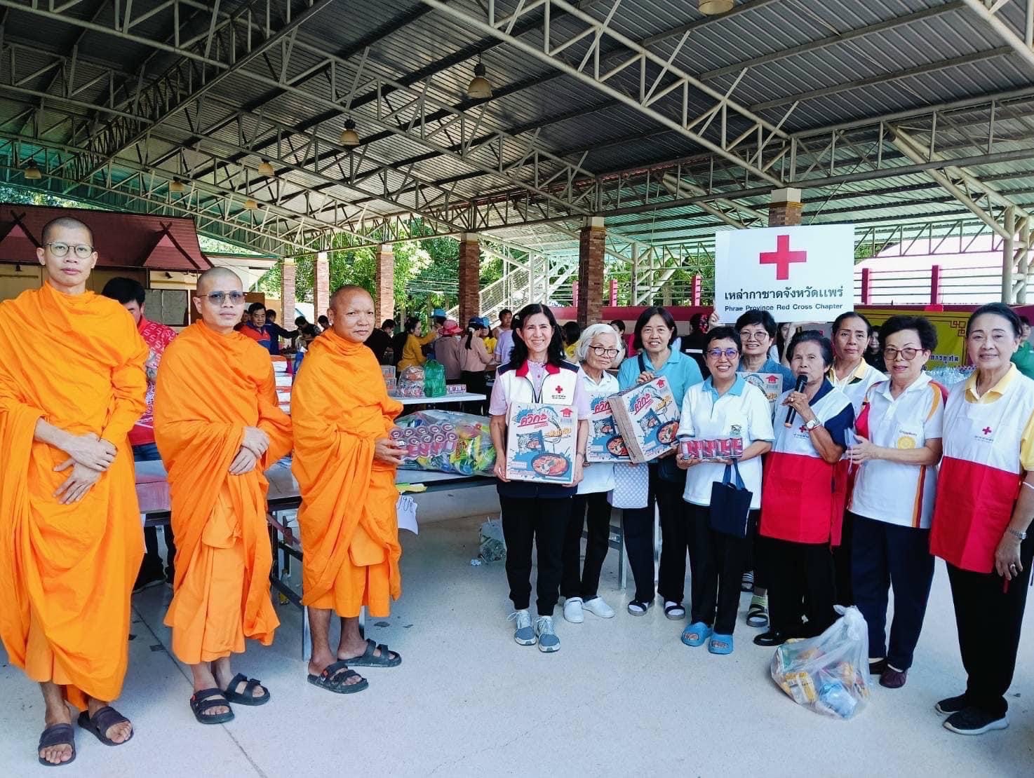 วัดพระธรรมกาย มูลนิธิธรรมกายมอบถุงยังชีพ ช่วยเหลือผู้ประสบอุทกภัย จ.แพร่