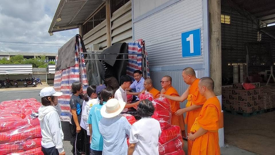 วัดพระธรรมกายและมูลนิธิธรรมกาย มอบถุงยังชีพช่วยเหลือผู้ประสบอุทกภัย จ.สุโขทัยและเชียงราย