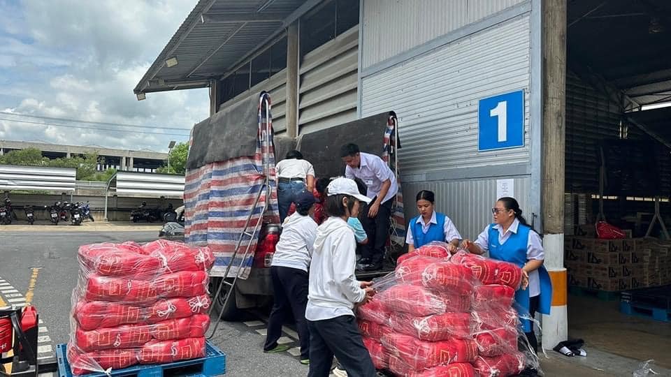 วัดพระธรรมกายและมูลนิธิธรรมกาย มอบถุงยังชีพช่วยเหลือผู้ประสบอุทกภัย จ.สุโขทัยและเชียงราย