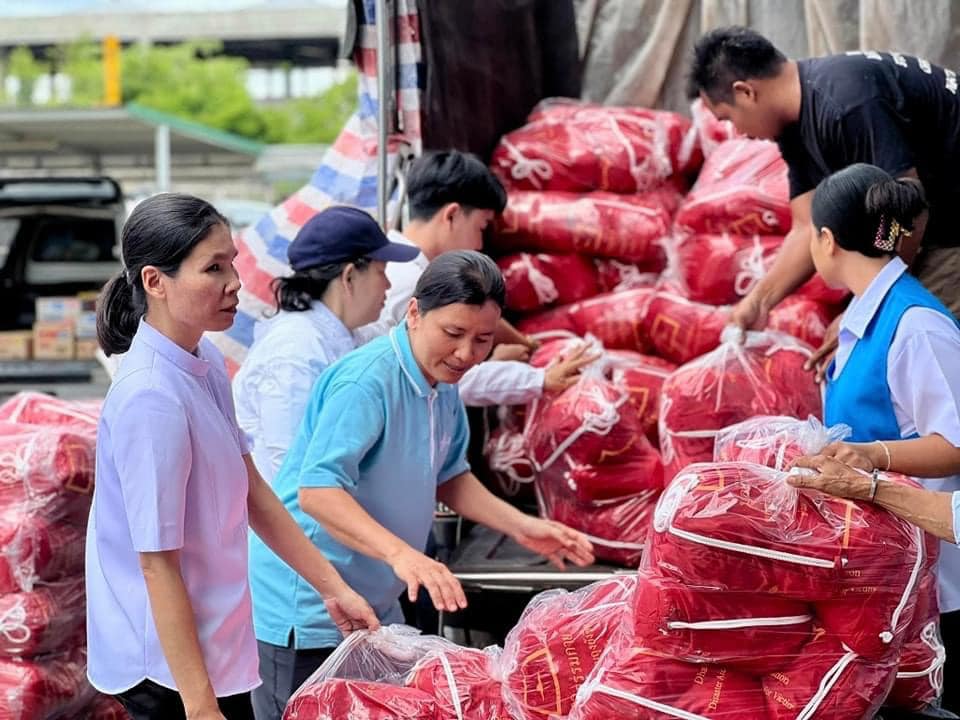 วัดพระธรรมกายและมูลนิธิธรรมกาย มอบถุงยังชีพช่วยเหลือผู้ประสบอุทกภัย จ.สุโขทัยและเชียงราย