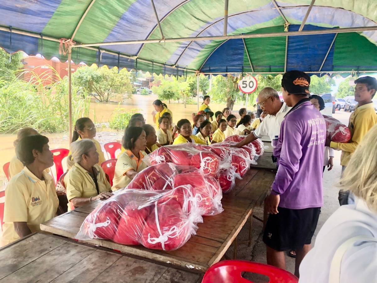 วัดพระธรรมกาย มูลนิธิธรรมกาย มอบถุงยังชีพช่วยผู้ประสบภัยน้ำท่วม จ.สุโขทัย