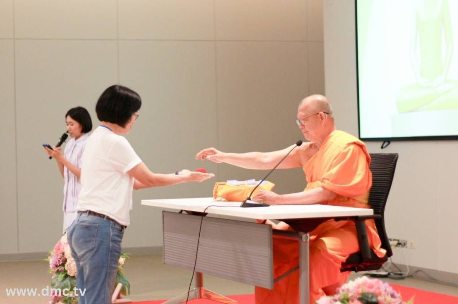 พระอาจารย์นพดล สิริวํโส นำดวงแก้วมามอบให้กับผู้เข้าร่วมงาน