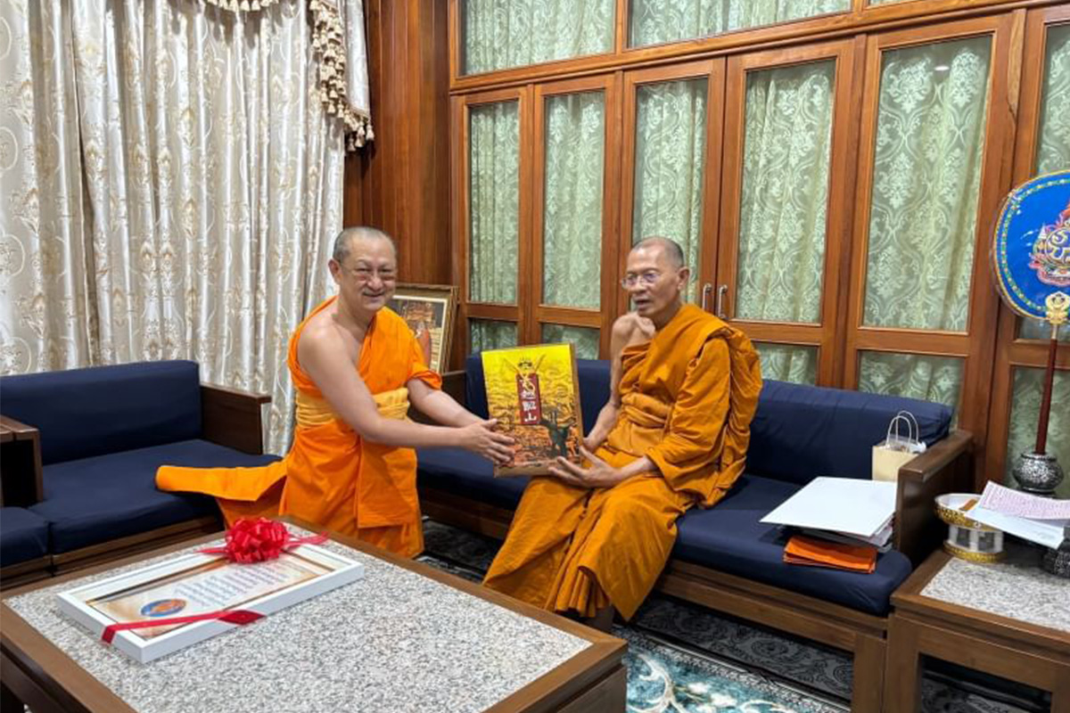 พระพรหมดิลก รับถวายมุทิตาฯ จากประธานมูลนิธิธรรมกาย ในพิธีต้อนรับพระบรมราชโองการแต่งตั้งกรรมการมหาเถรสมาคม