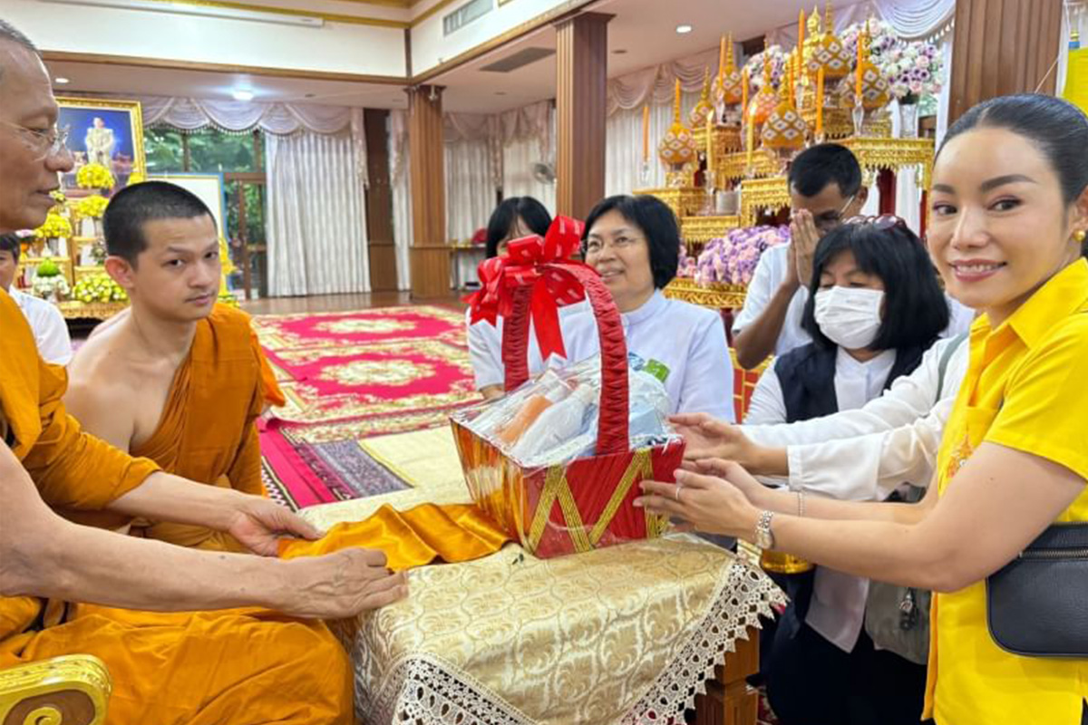 พระพรหมดิลก รับถวายมุทิตาฯ จากประธานมูลนิธิธรรมกาย ในพิธีต้อนรับพระบรมราชโองการแต่งตั้งกรรมการมหาเถรสมาคม