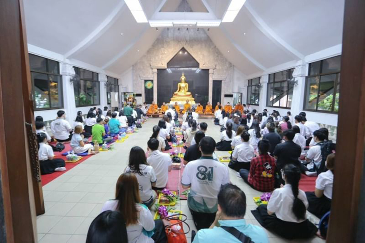 ชมรมพุทธศาสตร์ มหาวิทยาลัยเกษตรศาสตร์ วิทยาเขตบางเขน  จัดกิจกรรมตักบาตรประจำสัปดาห์  