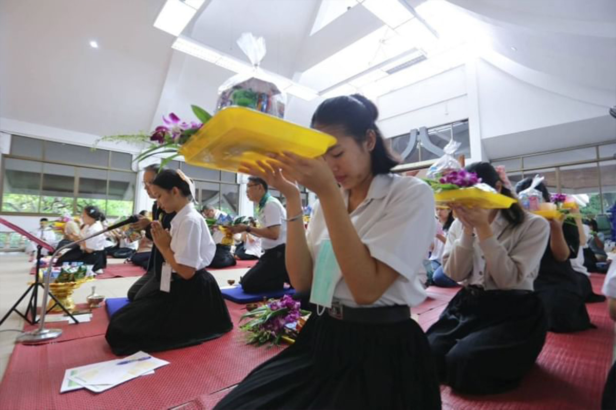 ชมรมพุทธศาสตร์ มหาวิทยาลัยเกษตรศาสตร์ วิทยาเขตบางเขน  จัดกิจกรรมตักบาตรประจำสัปดาห์  