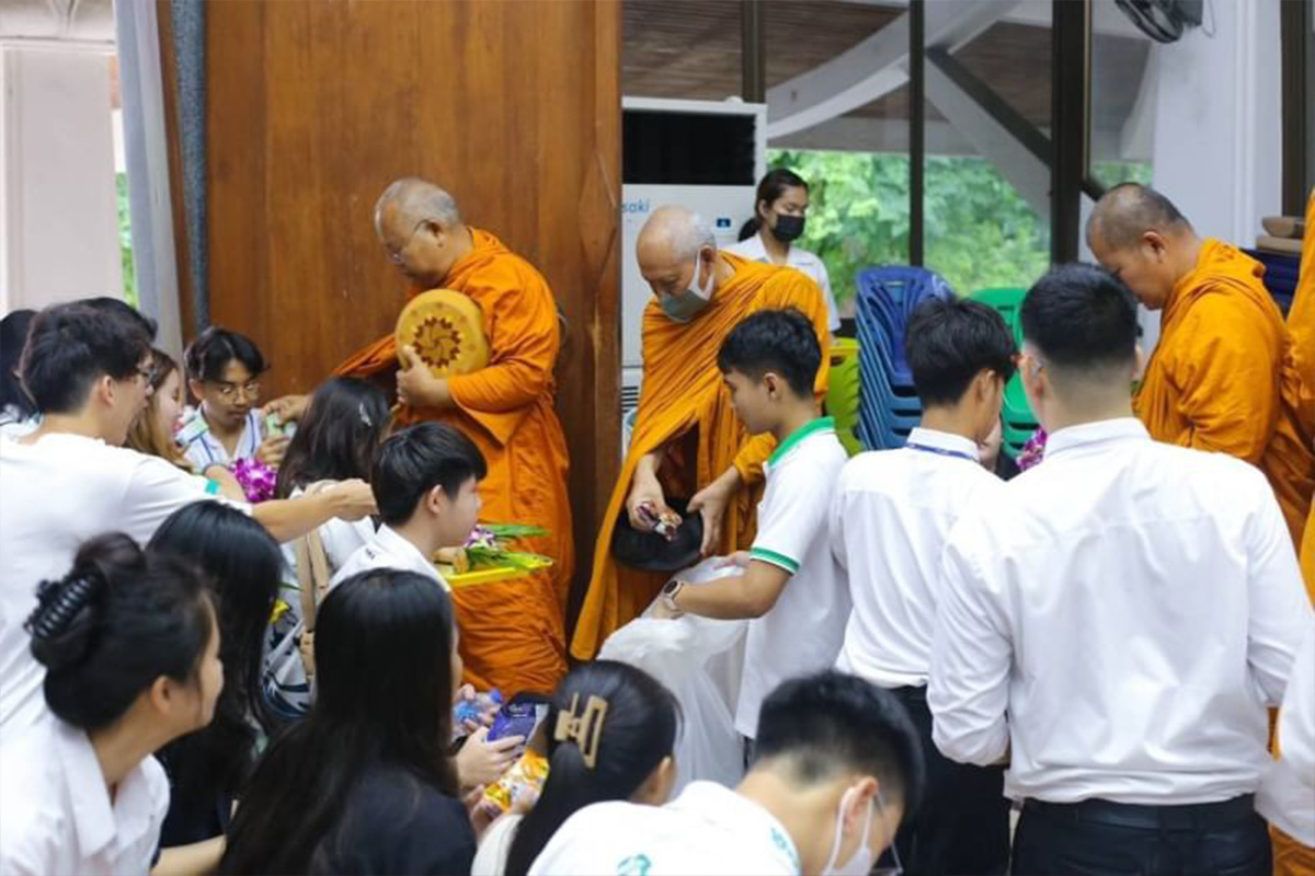 ชมรมพุทธศาสตร์ มหาวิทยาลัยเกษตรศาสตร์ วิทยาเขตบางเขน  จัดกิจกรรมตักบาตรประจำสัปดาห์  