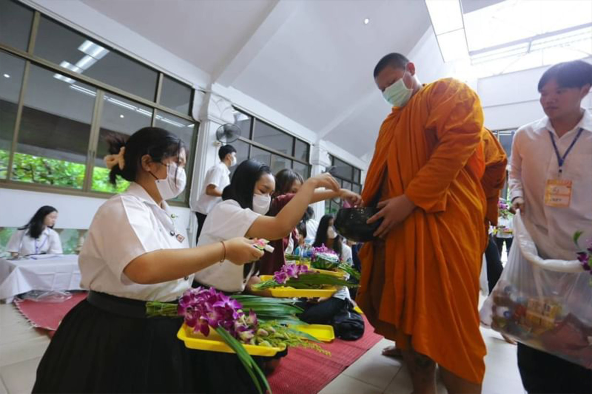 ชมรมพุทธศาสตร์ มหาวิทยาลัยเกษตรศาสตร์ วิทยาเขตบางเขน  จัดกิจกรรมตักบาตรประจำสัปดาห์  