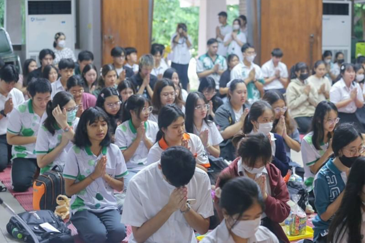 ชมรมพุทธศาสตร์ มหาวิทยาลัยเกษตรศาสตร์ วิทยาเขตบางเขน  จัดกิจกรรมตักบาตรประจำสัปดาห์  