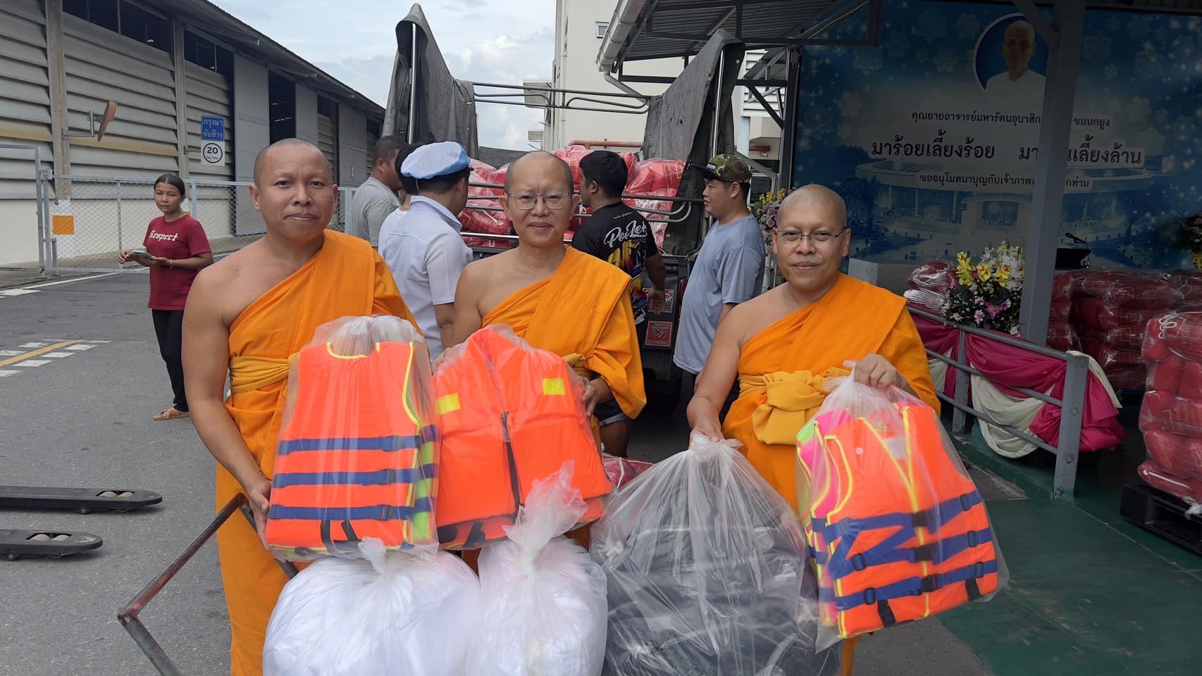 วัดพระธรรมกาย สมทบถุงยังชีพ ช่วยผู้ประสบอุทกภัย เชียงราย-เชียงใหม่