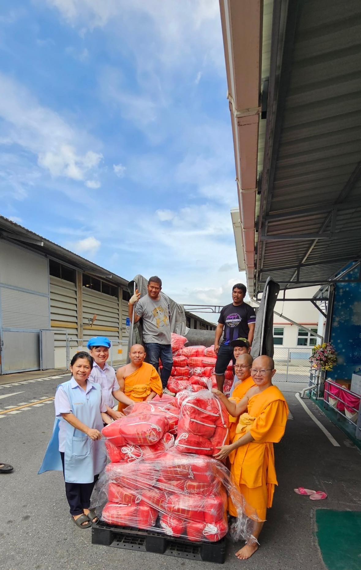 วัดพระธรรมกาย สมทบถุงยังชีพ ช่วยผู้ประสบอุทกภัย เชียงราย-เชียงใหม่