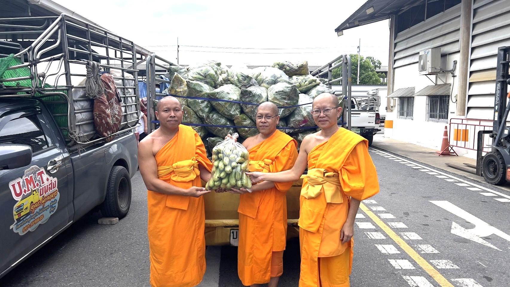 วัดพระธรรมกาย สมทบถุงยังชีพ ช่วยผู้ประสบอุทกภัย เชียงราย-เชียงใหม่
