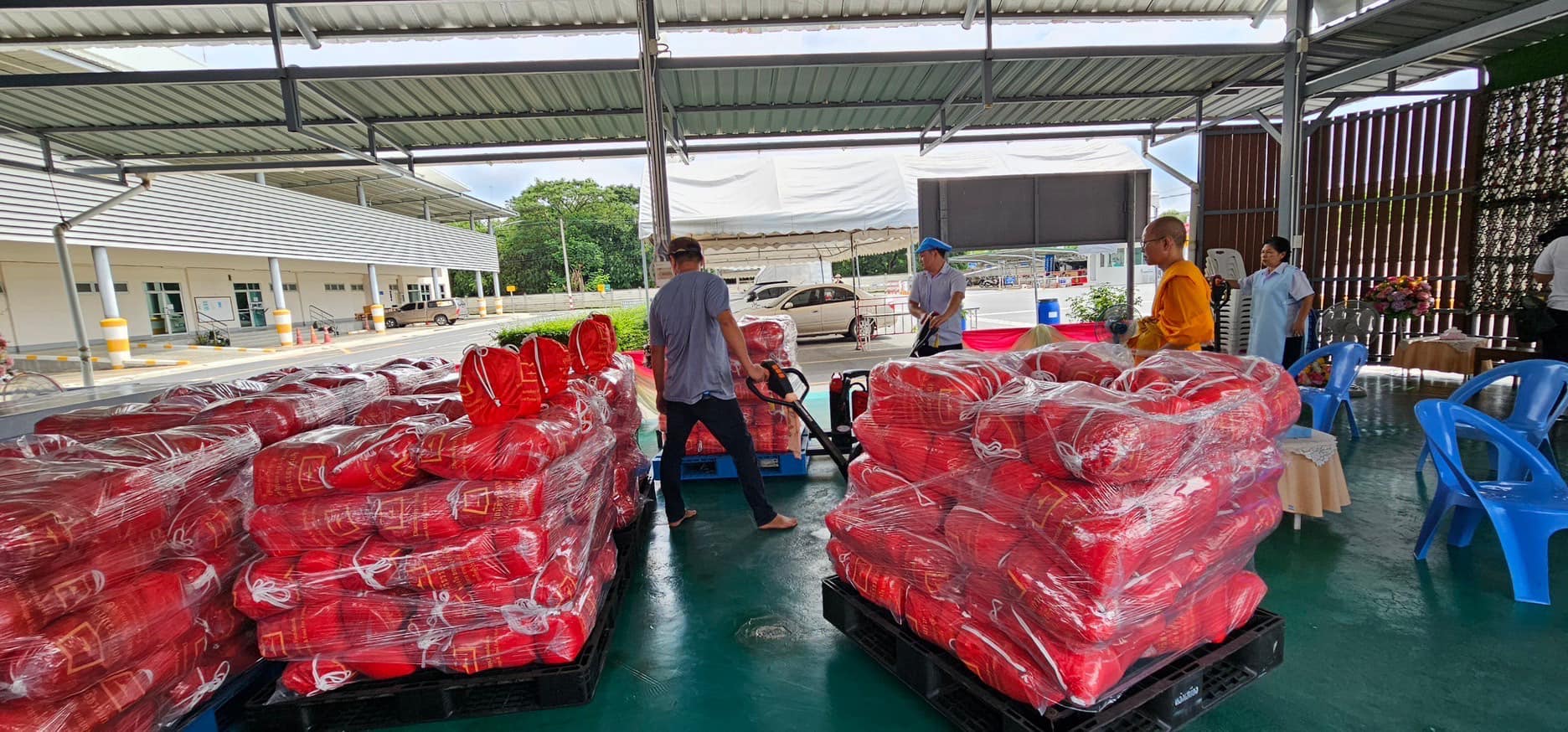 วัดพระธรรมกาย สมทบถุงยังชีพ ช่วยผู้ประสบอุทกภัย เชียงราย-เชียงใหม่