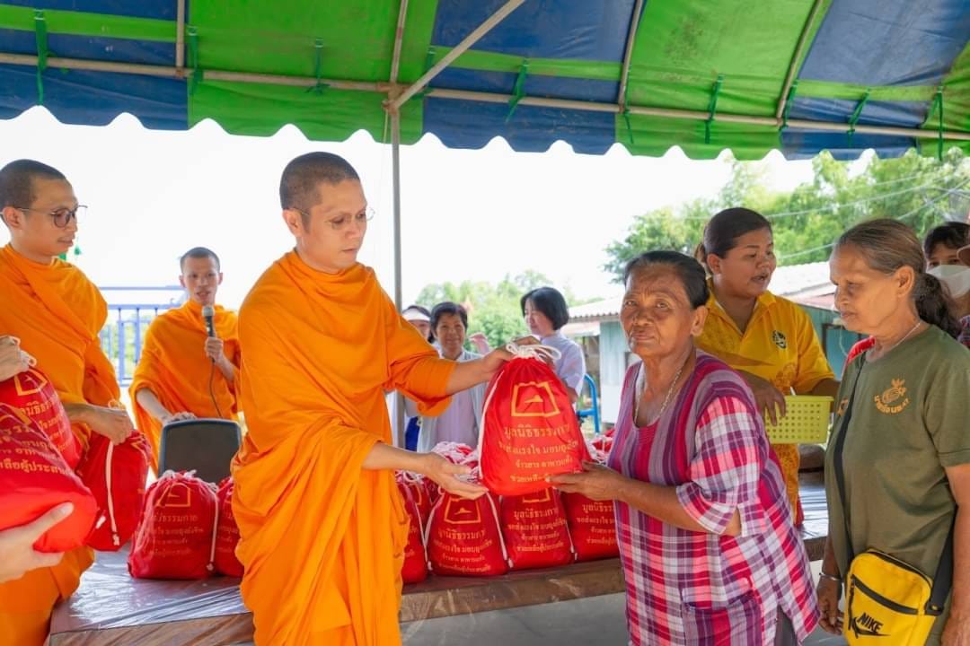วัดพระธรรมกาย มอบถุงยังชีพช่วยผู้ประสบภัยน้ำท่วม อ.บางบาล จ.พระนครศรีอยุธยา