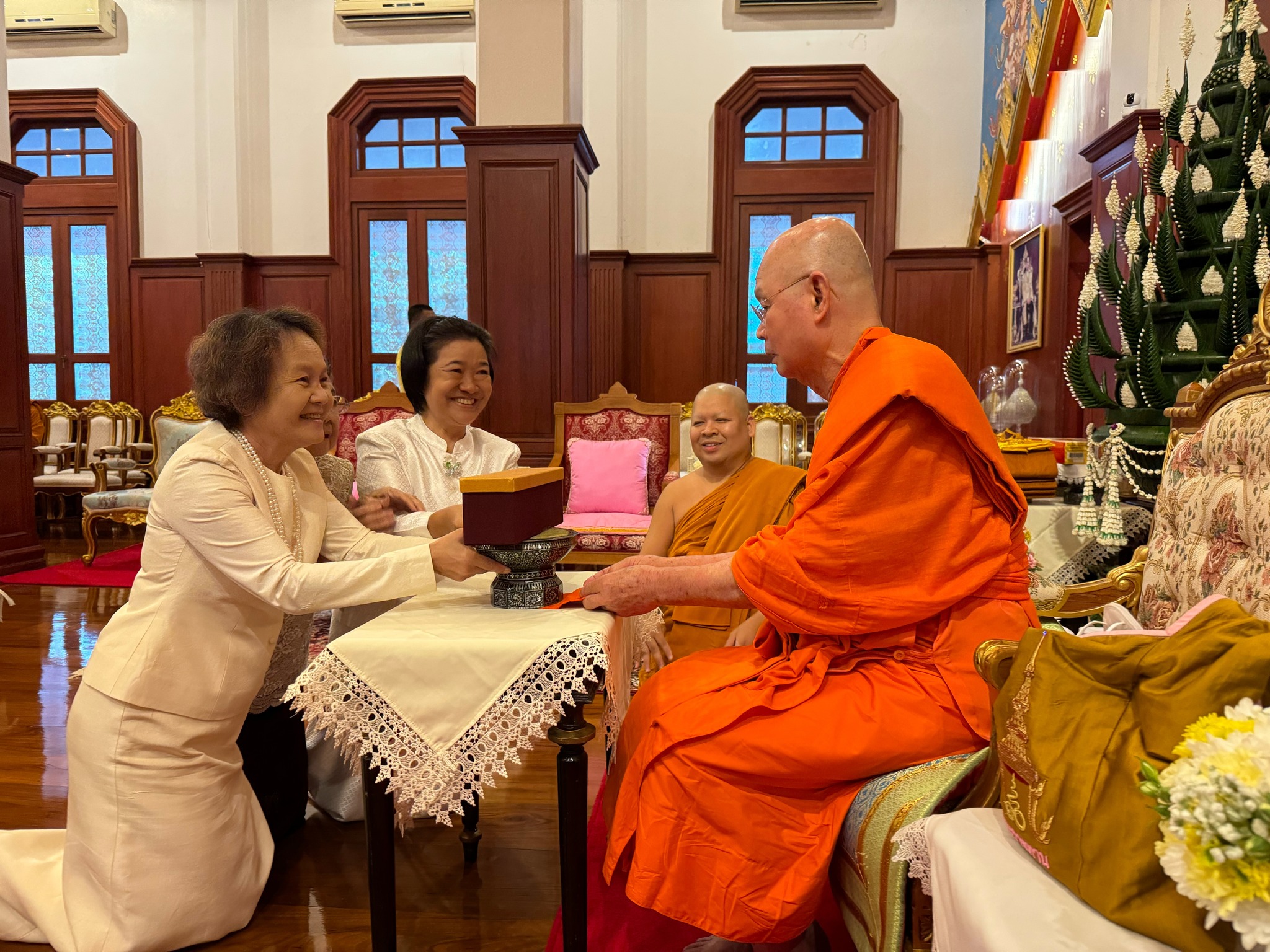 พระพรหมเสนาบดี รับถวายมุทิตาฯ จากเจ้าอาวาสวัดพระธรรมกาย ในโอกาสเจริญอายุวัฒนมงคล