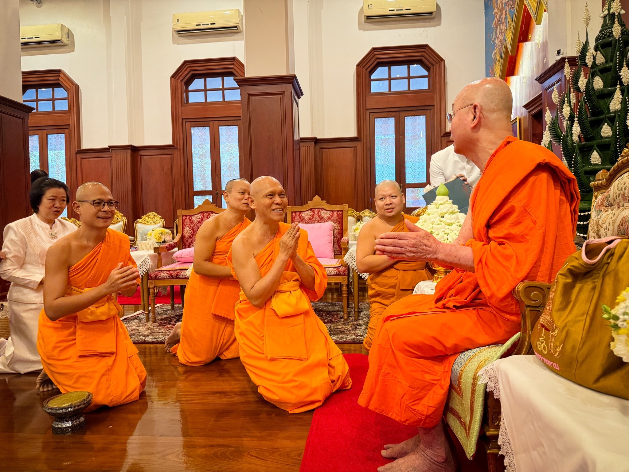 พระพรหมเสนาบดี รับถวายมุทิตาฯ จากเจ้าอาวาสวัดพระธรรมกาย ในโอกาสเจริญอายุวัฒนมงคล