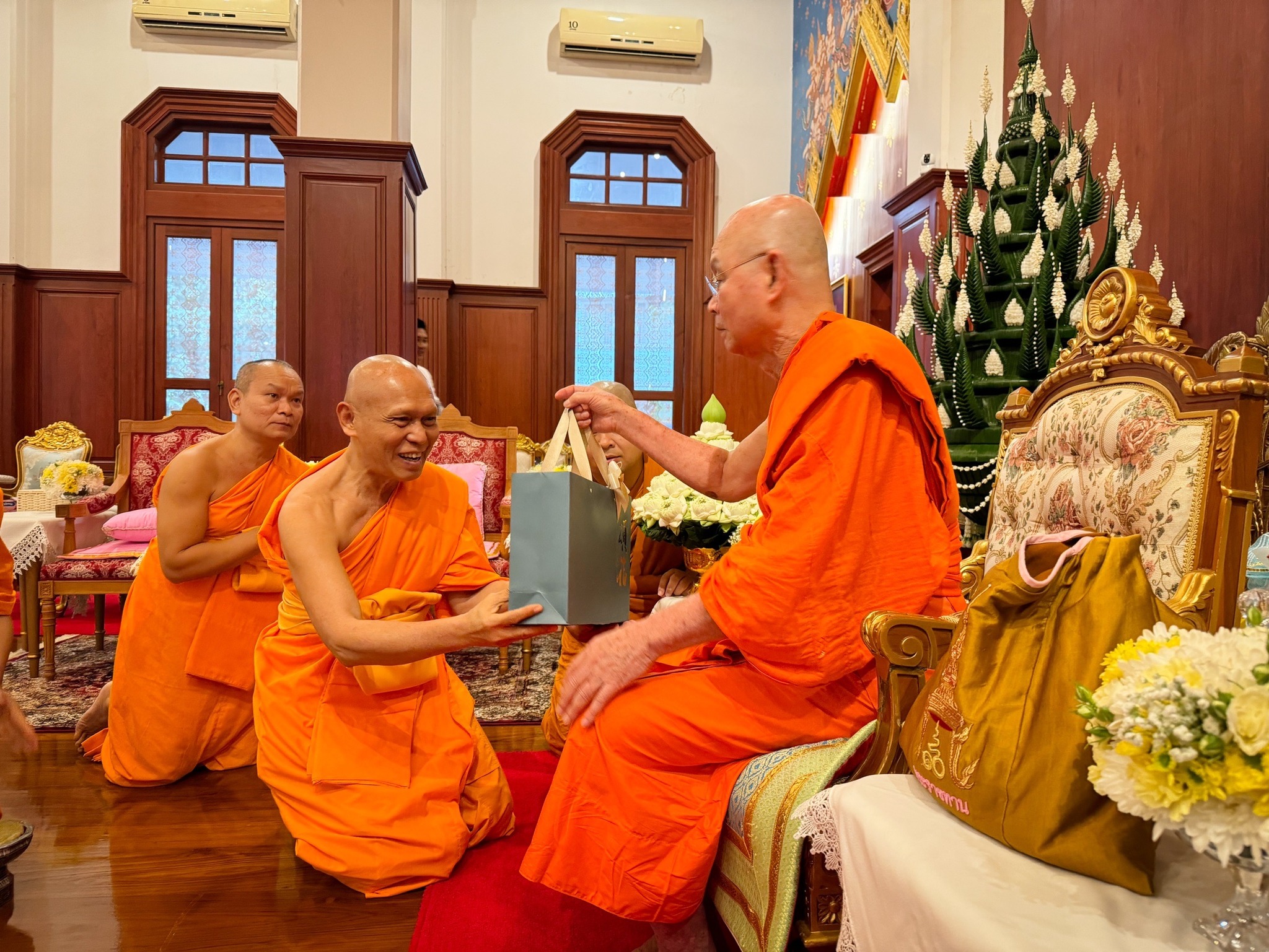 พระพรหมเสนาบดี รับถวายมุทิตาฯ จากเจ้าอาวาสวัดพระธรรมกาย ในโอกาสเจริญอายุวัฒนมงคล