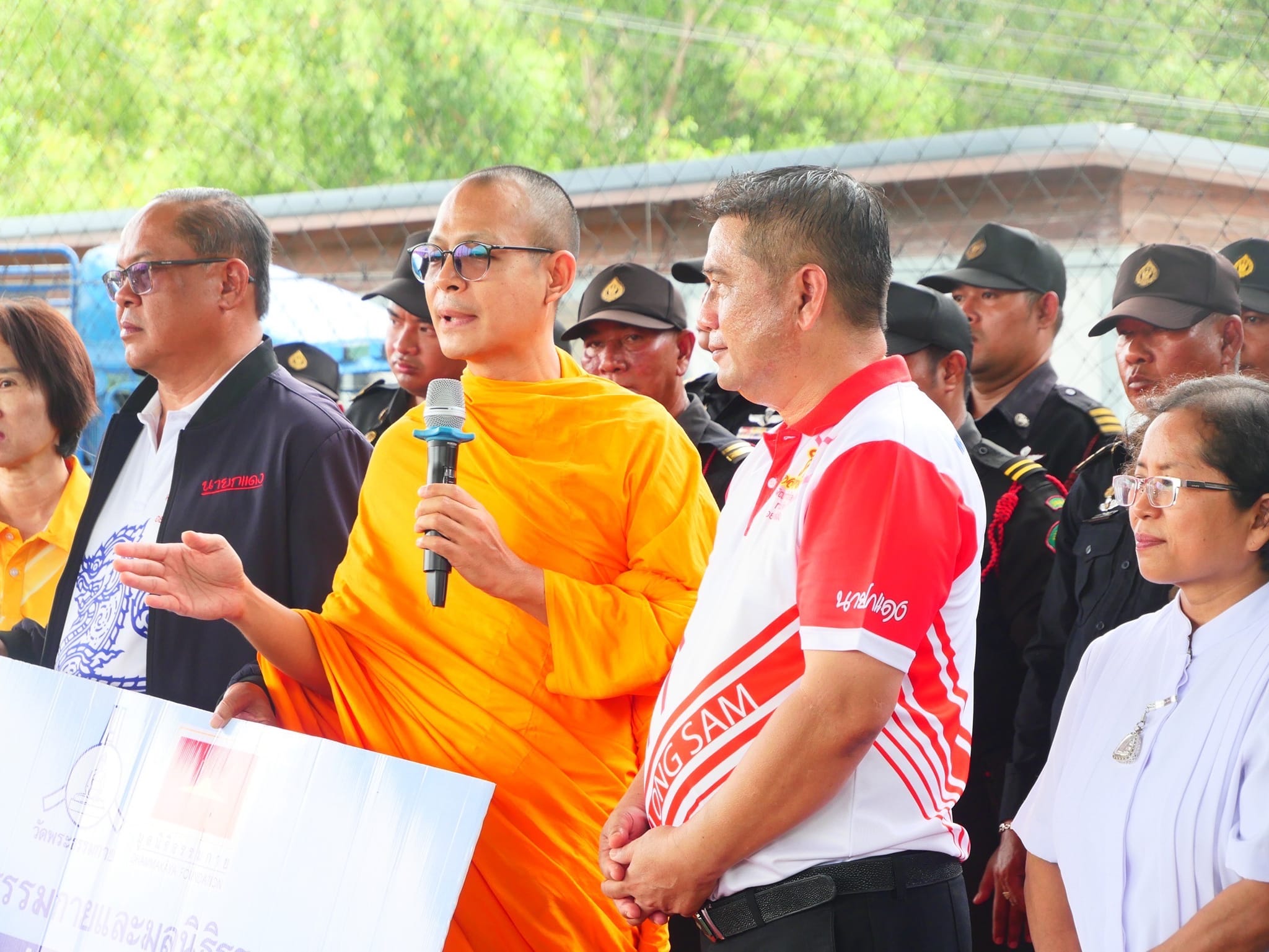 วัดพระธรรมกาย มูลนิธิธรรมกาย  มอบอาหารและขนม  สนับสนุนจิตอาสาตำบลคลองสาม