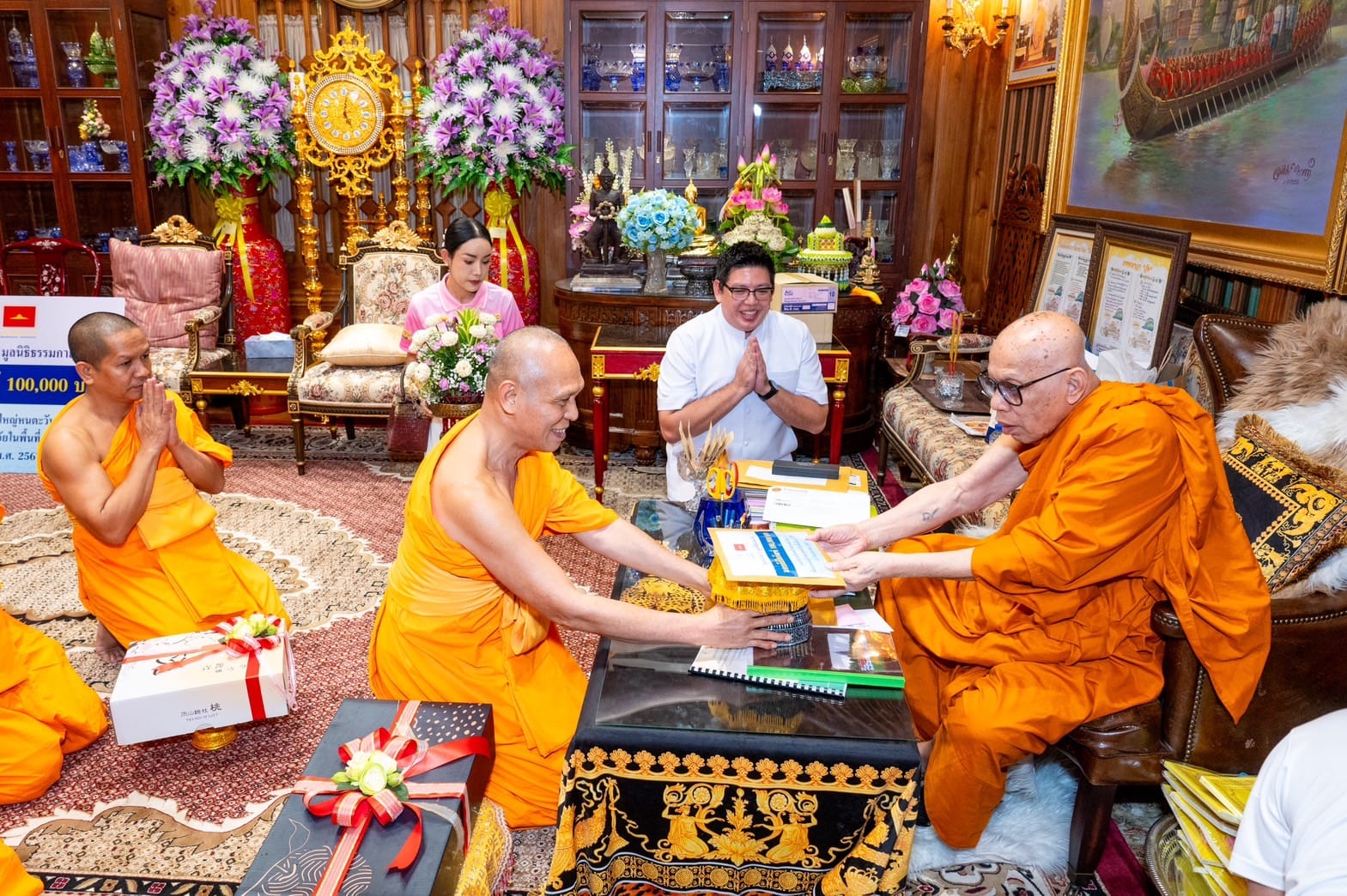 วัดพระธรรมกาย มูลนิธิธรรมกาย  ร่วมสมทบสนับสนุนเจ้าคณะใหญ่หนตะวันออก  ช่วยผู้ประสบอุทกภัย